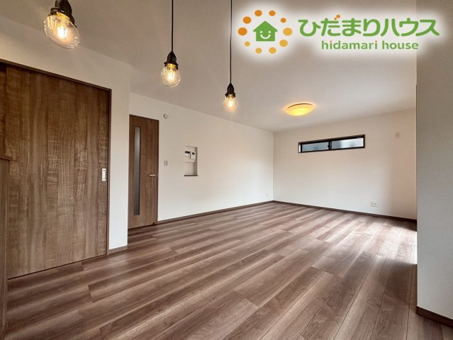 熊谷市上之　第9期　新築一戸建て　ワイウッドコート　04の居間・リビング|太陽の日差しがたっぷり入るリビング
家族の笑い声が響く、一家団らんにふさわしいリビングです(^^♪									
