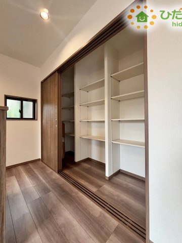 熊谷市上之　第9期　新築一戸建て　ワイウッドコート　04の収納|大容量のパントリー完備！
散らかりがちなキッチン回りもラクラクお片付けできちゃいます(*^-^*)