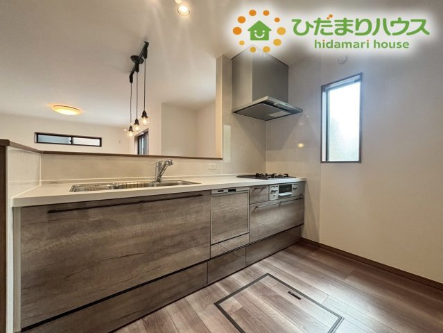 熊谷市上之　第9期　新築一戸建て　ワイウッドコート　04のキッチン|ご家族を身近に感じられる対面キッチン！
3口コンロと収納豊富なキッチンで、ママの毎日のお料理もはかどります♪					
