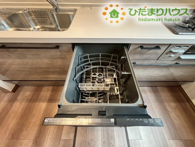 熊谷市上之　第9期　新築一戸建て　ワイウッドコート　04の設備|手に優しい、後片づけおまかせの食洗機。
ママも食後のだんらんに加われます(*^^)v								