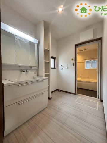 熊谷市上之　第9期　新築一戸建て　ワイウッドコート　04の独立洗面台|ワイドな独立洗面台には、ちょっとしたスキンケア用品などを置くのにも便利ですね！