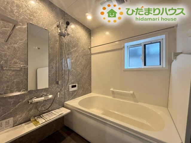 熊谷市上之　第9期　新築一戸建て　ワイウッドコート　04の浴室|広いお風呂は、家族全員が快適に利用できるスペースです。
お子様と一緒に入浴を楽しむことができ、家族の絆が深まります。