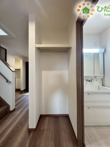 熊谷市上之　第9期　新築一戸建て　ワイウッドコート　04の収納|家族みんなで共同で使える便利な廊下収納！	