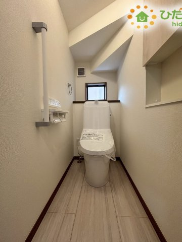 熊谷市上之　第9期　新築一戸建て　ワイウッドコート　04のトイレ|小窓が付いているので、トイレも明るい空間になっております♪