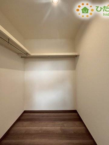 熊谷市上之　第9期　新築一戸建て　ワイウッドコート　04の収納|季節物の衣類もスッキリ収納できる、ウォークインクローゼット完備です！！							
