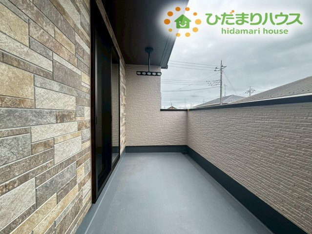 熊谷市上之　第9期　新築一戸建て　ワイウッドコート　04のバルコニー|2部屋から出入りできるバルコニーで
お洗濯物の干し分けもできちゃいます( *´艸｀)							
