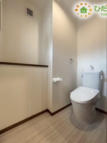 熊谷市上之　第9期　新築一戸建て　ワイウッドコート　04のトイレ|トイレは1F、2F共に完備！
取り合いになることがありませんね！