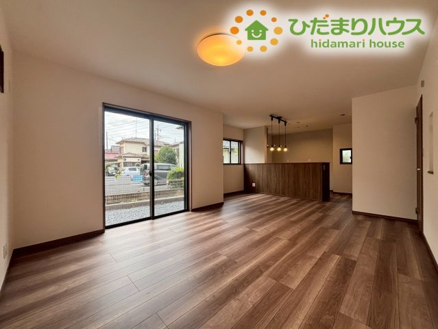 熊谷市上之　第9期　新築一戸建て　ワイウッドコート　04の居間・リビング|開放感あるワンフロアタイプ18.5帖のLDK(^^)/