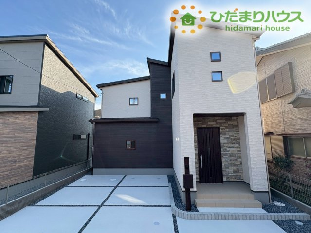 熊谷市上之　第9期　新築一戸建て　ワイウッドコート　04の駐車場|急な来客時にも安心な並列駐車2台可能！