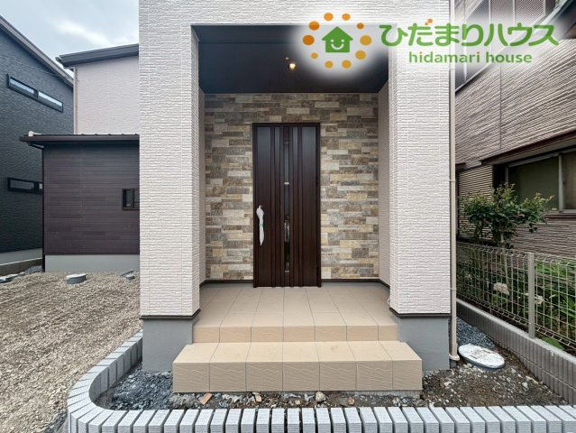 熊谷市上之　第9期　新築一戸建て　ワイウッドコート　04のエントランス|玄関ポーチがあるので、宅配や来訪者の応対がスムーズにできます！