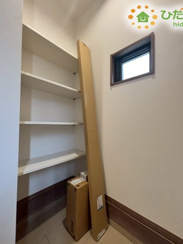 熊谷市上之　第9期　新築一戸建て　ワイウッドコート　04の収納|シューズクロークはベビーカーやゴルフバックなど、大きな荷物を置けるのでとっても便利♪												
