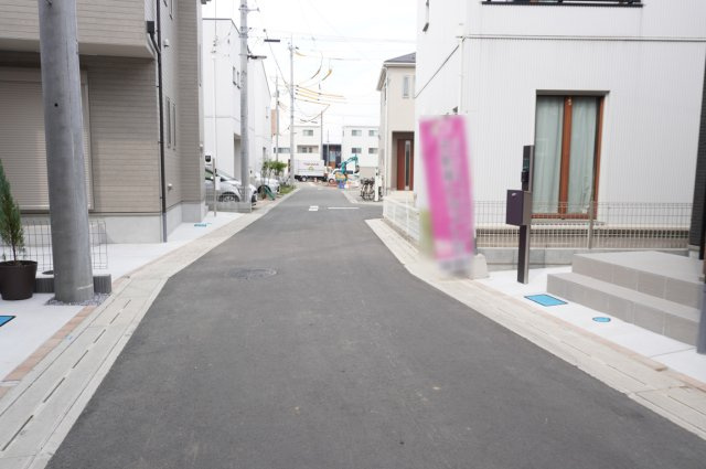 草加市長栄1丁目 新築分譲住宅 全11棟 3号棟の前面道路含む現地写真