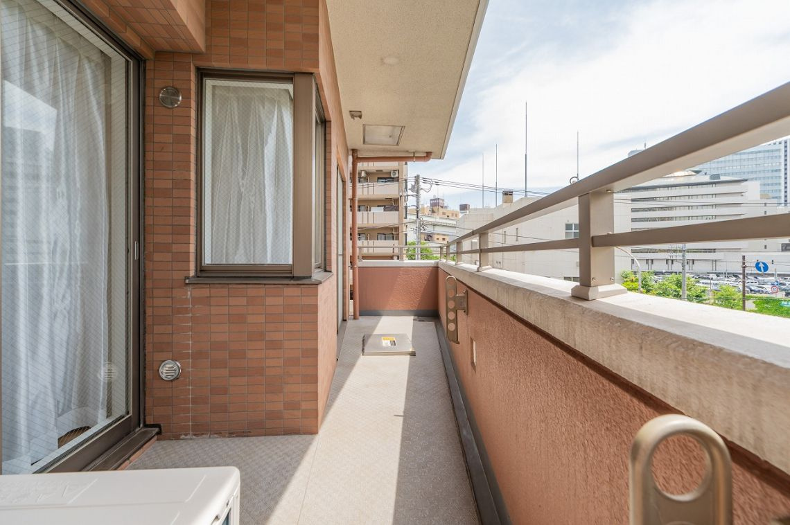 専用ポーチはプライベート感を演出♪【エルズ横濱】リノベのバルコニー|暖かな日差しのふりそそぐバルコニー