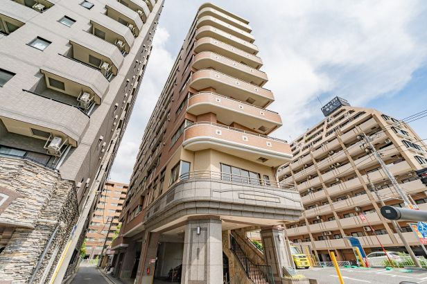 専用ポーチはプライベート感を演出♪【エルズ横濱】リノベの外観|きれいな外観です