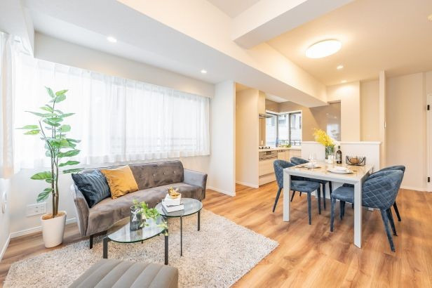 専用ポーチはプライベート感を演出♪【エルズ横濱】リノベの居間・リビング