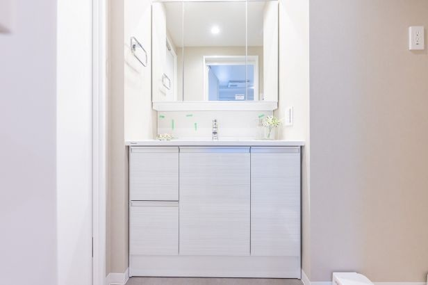専用ポーチはプライベート感を演出♪【エルズ横濱】リノベの独立洗面台|独立洗面化粧台が付いています