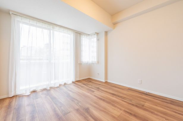 専用ポーチはプライベート感を演出♪【エルズ横濱】リノベの洋室|ゆったりした洋室です