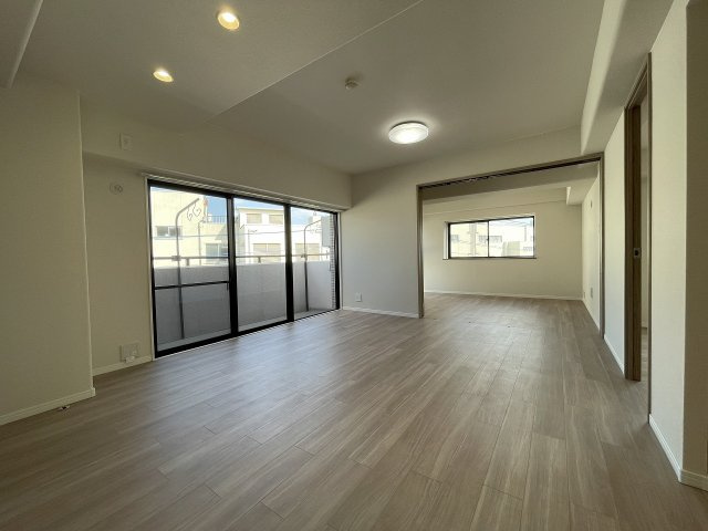 【居間・リビング】 | サーパス和光 | 5階上階無し南東角部屋につき陽当り・通風・眺望良好