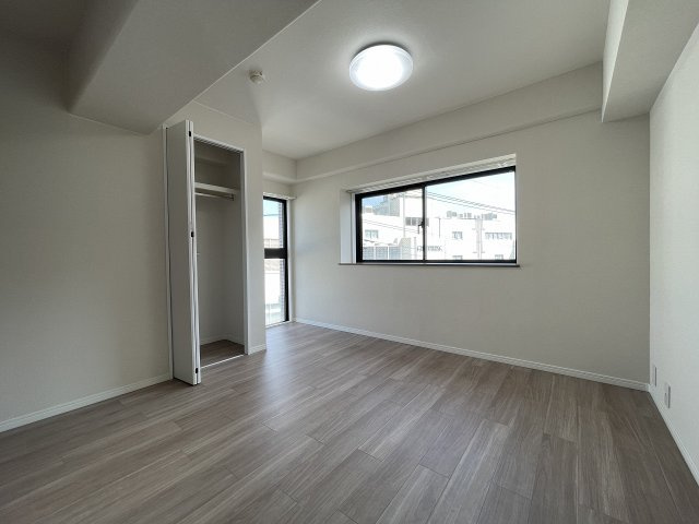 【洋室】 | サーパス和光 | 南東二面採光の洋室約6.6帖