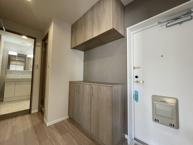 【玄関】 | サーパス和光 | インテリア雑貨を飾ったり鍵やスリッパ、明日の持ち物置き場にしたりと実用的にも使えるセパレートタイプのシューズボックス