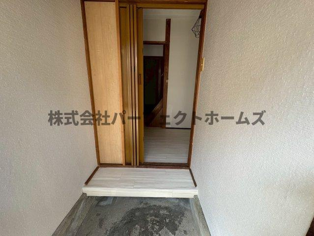 田口1丁目テラスハウスの玄関|収納もある玄関です