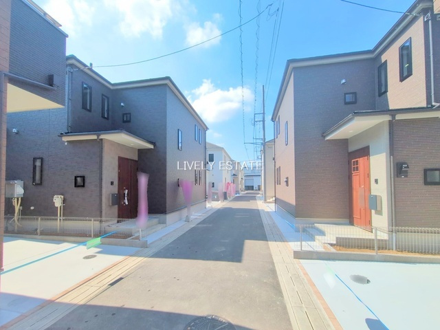 草加市長栄1丁目 新築分譲住宅 全11棟 E号棟の前面道路含む現地写真
