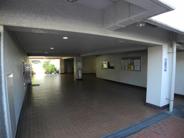 パイロットハウス北新宿のエントランス