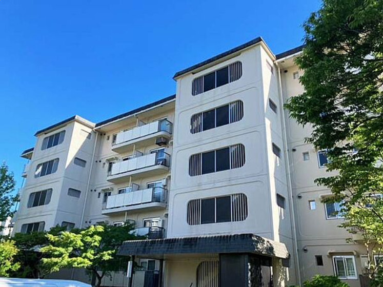 洛西境谷団地４棟の外観