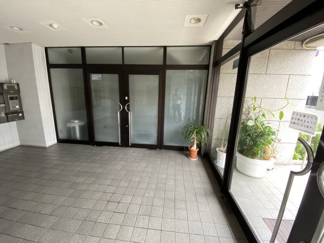 デルフィ西大路のエントランス