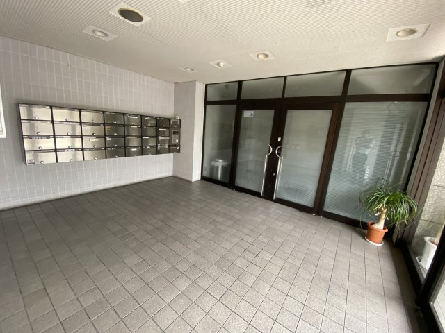 デルフィ西大路のエントランス