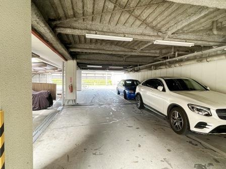 カーサ栄の駐車場