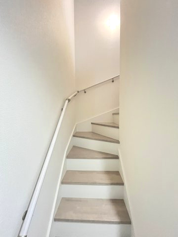 【内装】 | 福岡市南区曰佐5丁目2期　1号棟（全4棟）【仲介手数料無料・0円】 | 現地写真。2階へ上がる階段です。手摺もついて安全ですね。