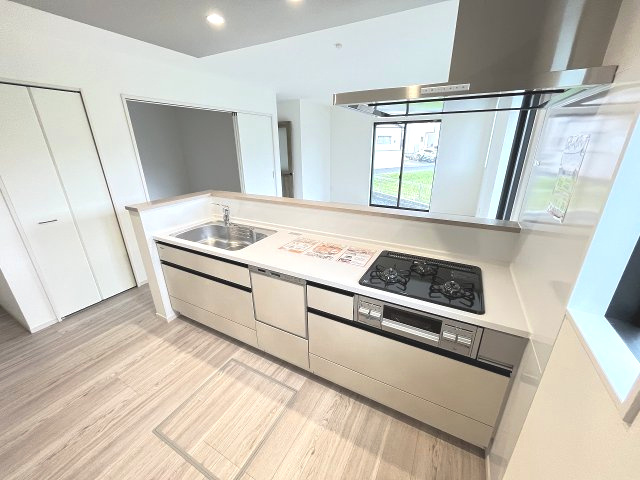 【キッチン】 | 福岡市南区曰佐5丁目2期　1号棟（全4棟）【仲介手数料無料・0円】 | 現地写真。
