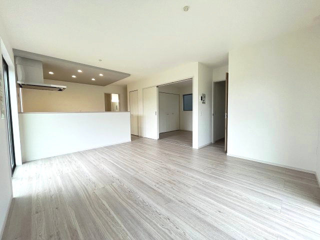 【居間・リビング】 | 福岡市南区曰佐5丁目2期　1号棟（全4棟）【仲介手数料無料・0円】 | 現地写真。リビングです。