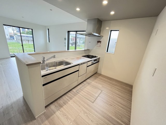 【キッチン】 | 福岡市南区曰佐5丁目2期　1号棟（全4棟）【仲介手数料無料・0円】 | 現地写真。