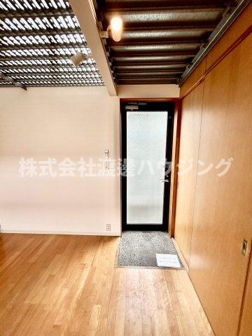 プルメリア西三国2番館の玄関