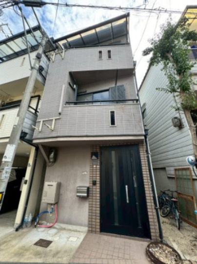 門真市大池町の外観|令和7年9月室内リフォーム済み！
3階建て・屋根裏収納付き！
設備類交換され気持ちよく生活がスタートできます。