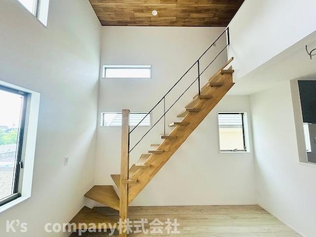 ◎茅ヶ崎市菱沼1丁目　新築戸建　第2B棟の内装|お洒落なリビングイン階段♪