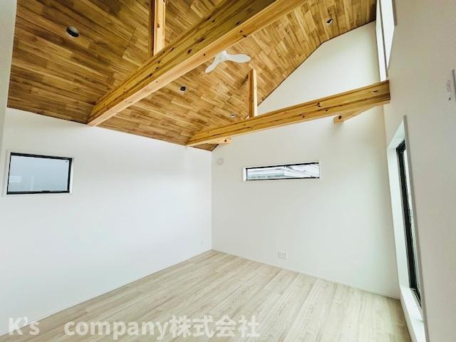 ◎茅ヶ崎市菱沼1丁目　新築戸建　第2B棟の居間・リビング|折り上げ天井で開放感があるリビングスペース◇◇