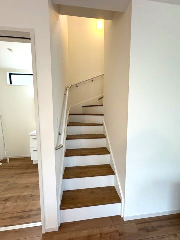 【内装】 | 福岡市南区曰佐5丁目2期　3号棟（全4棟）【仲介手数料無料・0円】 | 現地写真。2階へ上がる階段です。手摺もついて安全ですね。