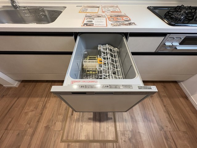 【キッチン】 | 福岡市南区曰佐5丁目2期　3号棟（全4棟）【仲介手数料無料・0円】 | 現地写真。食洗器が付いてます。