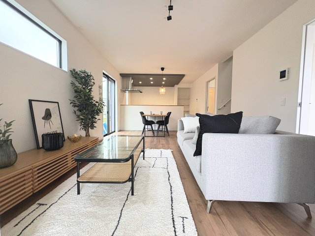 【居間・リビング】 | 福岡市南区曰佐5丁目2期　3号棟（全4棟）【仲介手数料無料・0円】 | 現地写真。リビングです。