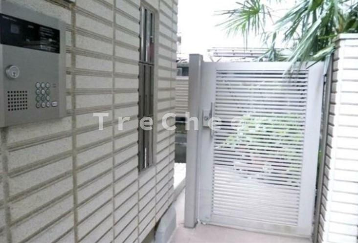 エクシヴ高田のエントランス