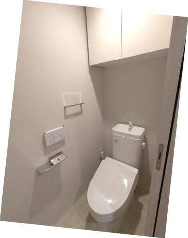 GEO ENT AKIHABARAのトイレ|温水洗浄便座、ペーパーホルダーにスマホストレージ付きです