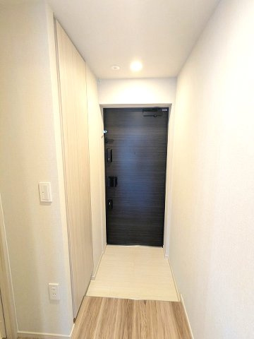 GEO ENT AKIHABARAの設備|ディンプルキーのダブルロックとタッチキーのセキュリティ、人感センサー付玄関ライト