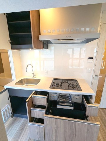 GEO ENT AKIHABARAの設備|グリル付ガス3口L字システムキッチン、瀟洒でお手入れ楽なガラストップコンロです