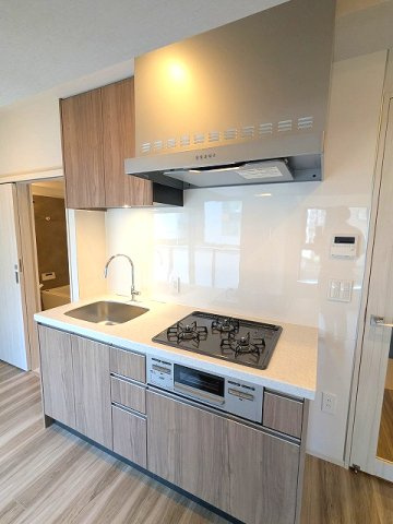 GEO ENT AKIHABARAのキッチン|グリル付ガス3口システムキッチン、瀟洒でお手入れ楽なガラストップコンロです