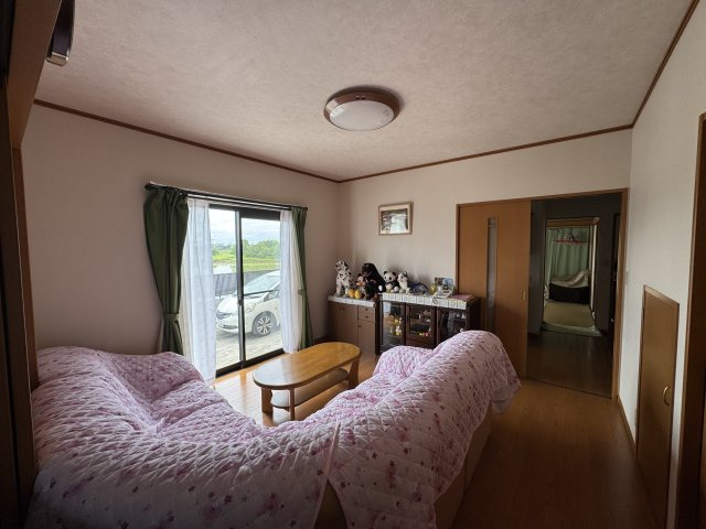 ‐三丁目不動産-　熊谷市小曽根　庭付き軽鉄造の洋室