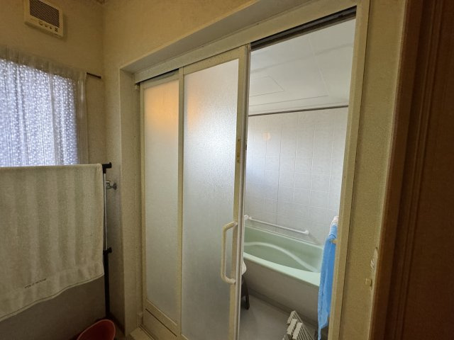 ‐三丁目不動産-　熊谷市小曽根　庭付き軽鉄造の浴室