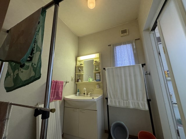 ‐三丁目不動産-　熊谷市小曽根　庭付き軽鉄造の独立洗面台